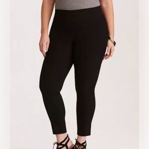 TORRID Studio Deluxe Stretch Pull-On Pixie Pant - Black Size 1 Short